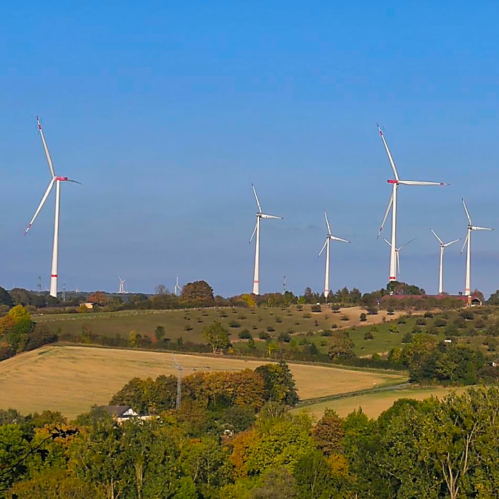 Windpark in Borchen Etteln.
Die 1. und 4. Anlage von links entspricht den in und um Sande geplanten Anlagen.