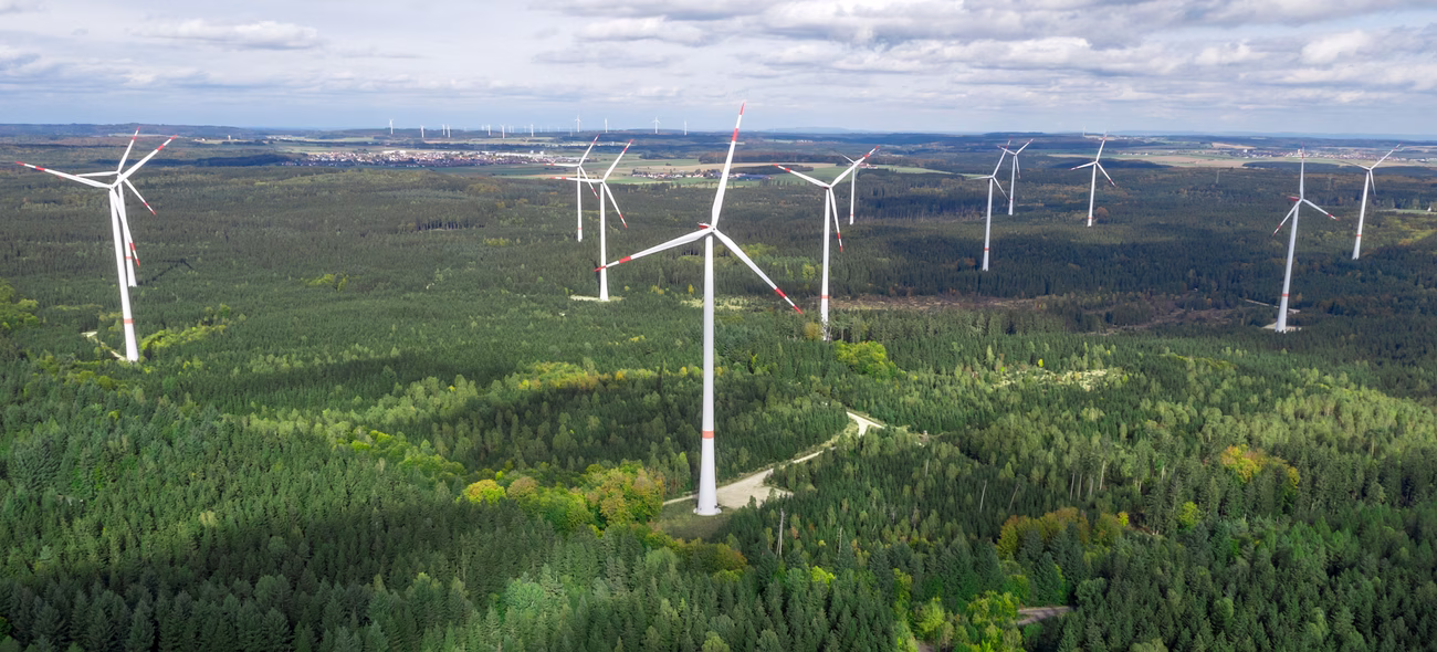 Netzfund: Luftaufnahme von Windkraftanlagen im Wald