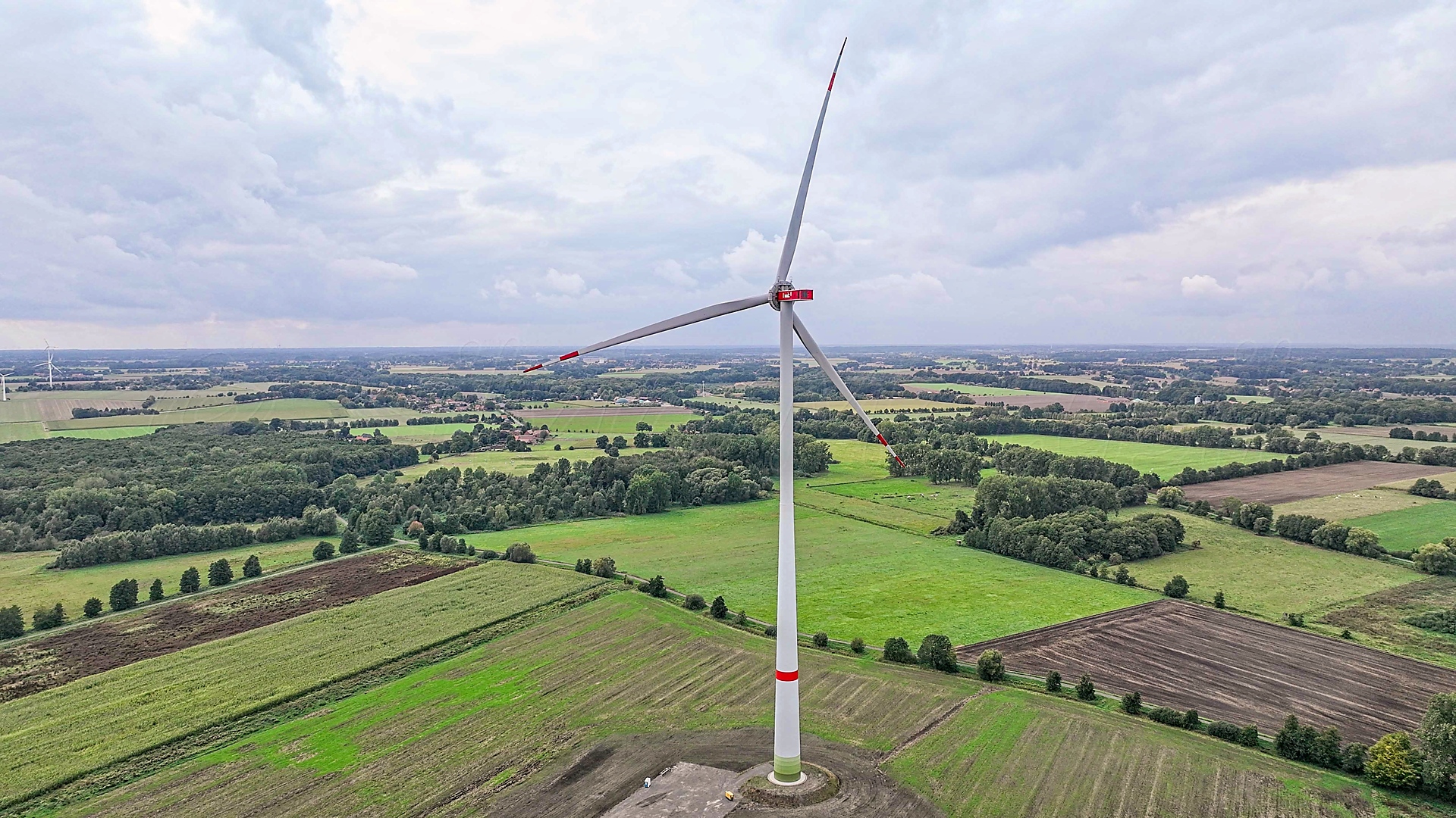Netzfund: Luftaufnahme eines Windgiganten vom Typ Enercon E-175 EP5